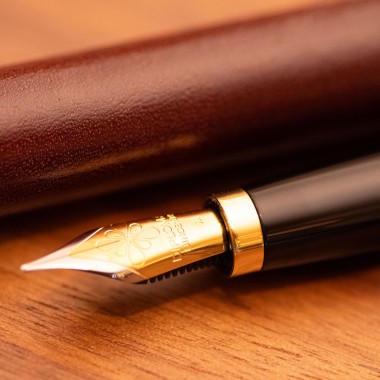 Stylo Plume F DIPLOMAT "XO" Cuir dark red  Attributs dorés - Plume