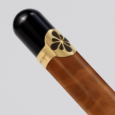 Stylo Plume M DIPLOMAT "XO" Cuir Camel Leather Attributs dorés - Ouvert