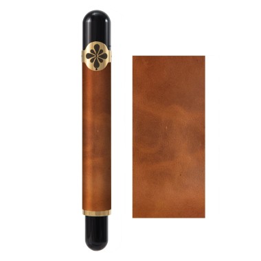 Stylo Plume M DIPLOMAT "XO" Cuir Camel Leather Attributs dorés - Ouvert