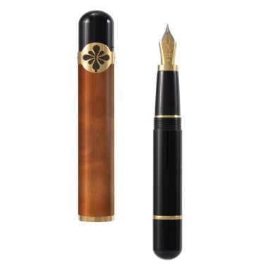 Stylo Plume M DIPLOMAT "XO" Cuir Camel Leather Attributs dorés - Ouvert