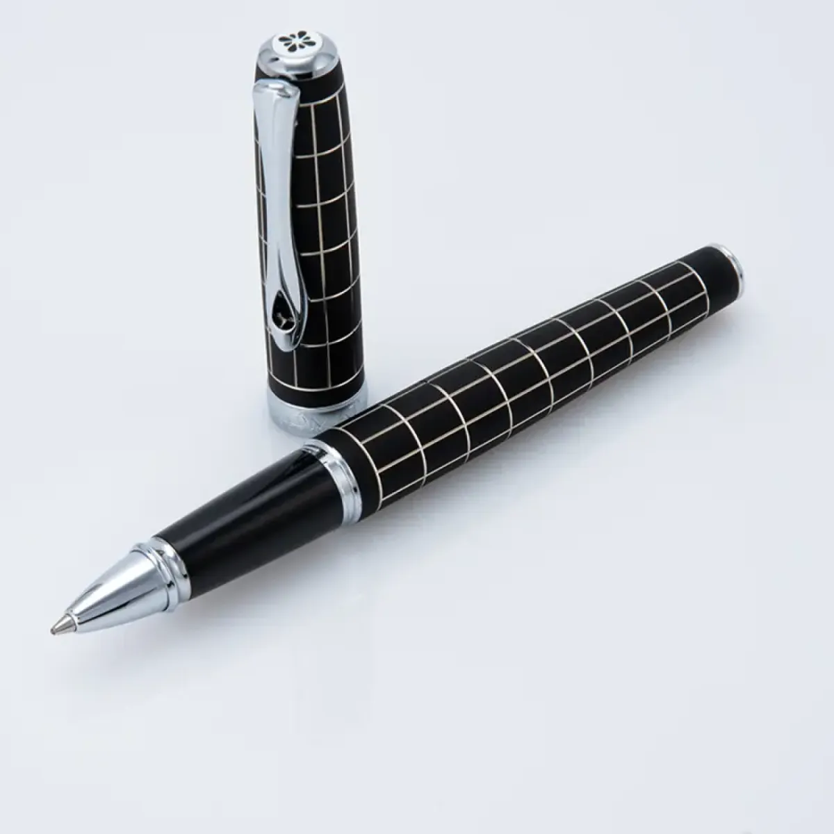 Stylo Roller Diplomat Excellence A + Rhomb guilloché lapis noir chrome