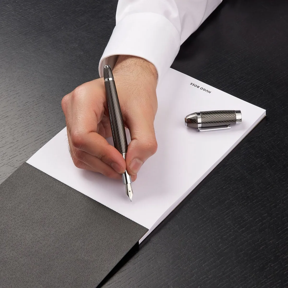 Stylo plume Hugo Boss ARC Futurist Gun - Design architectural