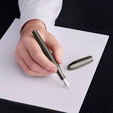 Stylo plume Hugo Boss Arcade Gun – Design architectural mat