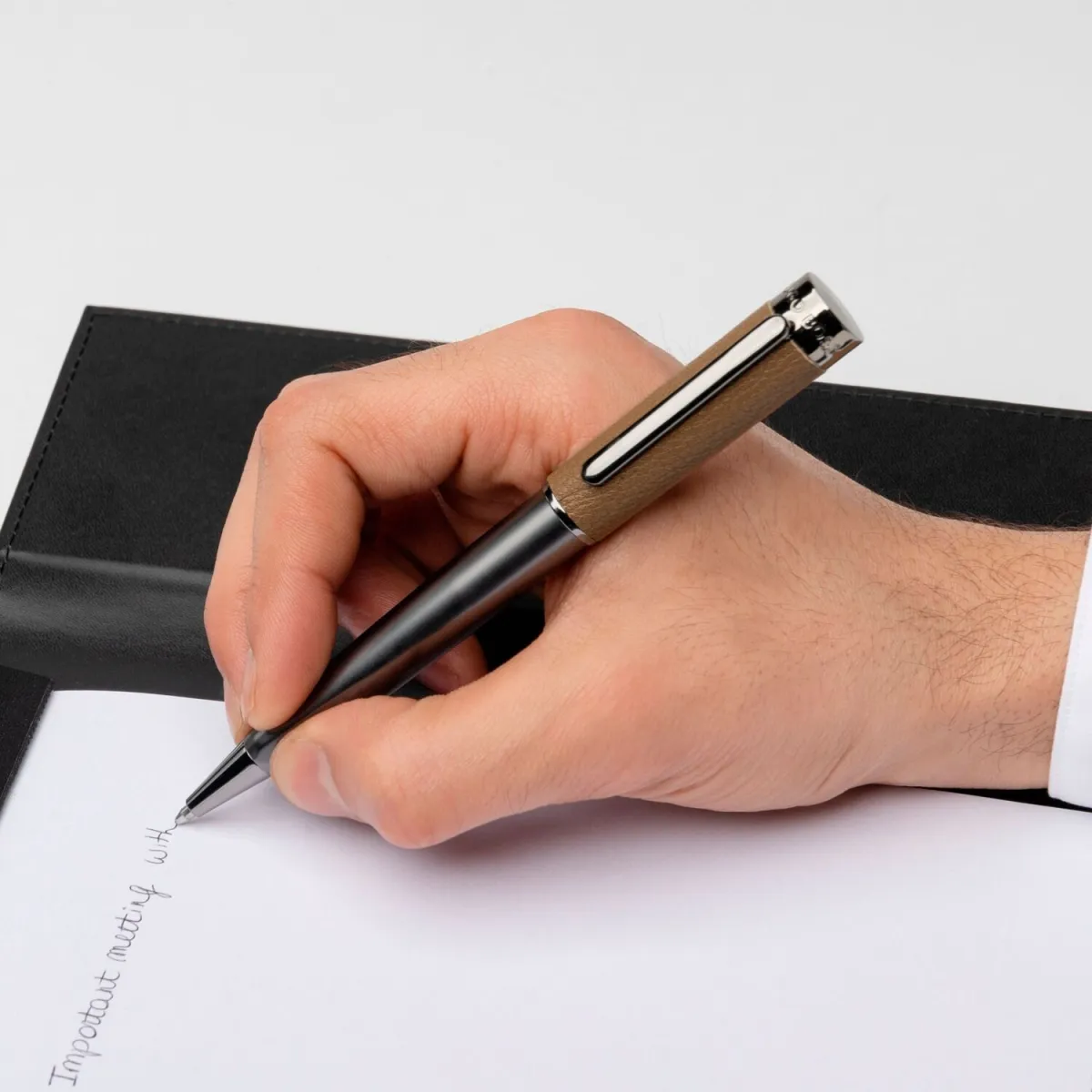 Stylo Bille Hugo Boss Corium Camel – Luxe Contemporain