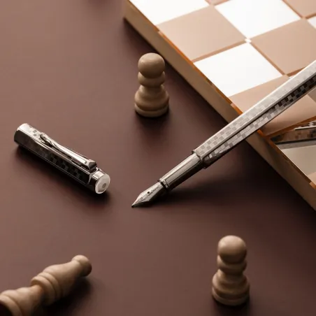 Stylo plume Ecridor Damier Gris Argenté Caran d’Ache - Plume fine